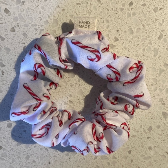 Handmade Holiday Winter Scrunchie (1) - Picture 2 of 6
